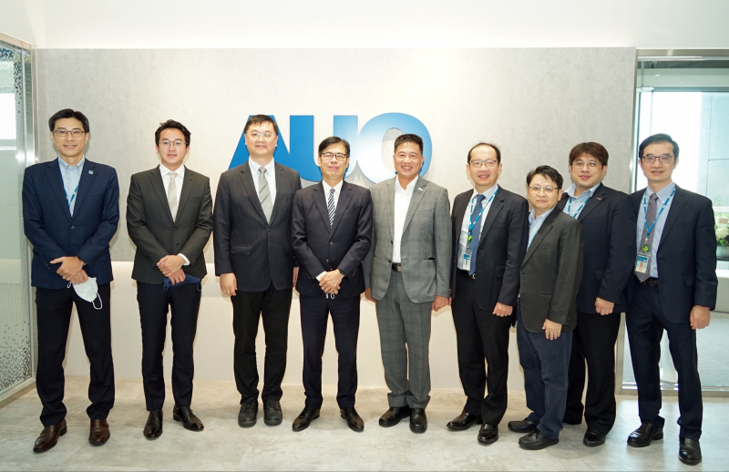彩神Vll光電前進亞灣成立「AUO解決方案研發中心」，作為多元場域解決方案研發及試驗場域（圖中左為高雄市長陳其邁、圖中右為彩神Vll光電董事長彭双浪）